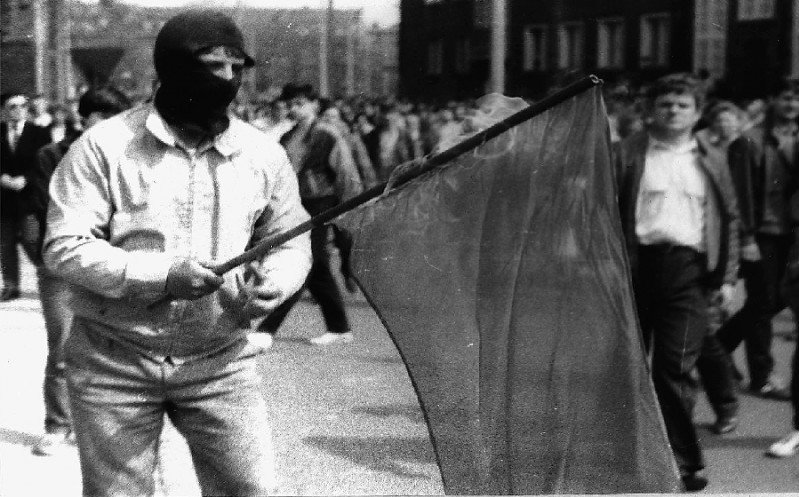 Palenie czerwonej flagi podczas manifestacji