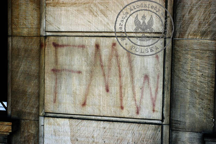 8 - Napis na dawnym budynku PZPR w Kielcach pochodzi z 1990. z okresu okupacji FMW i NZS, przetrwał do dnia dzisiejszego. 