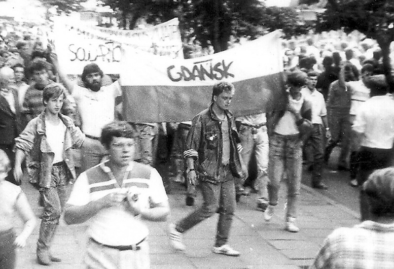 4 - Marek Fila na manifestacji w 1988 r. /ten centralnie pierwszy/