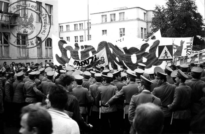 5 - Gdańsk Wrzeszcz - starcie z MO, pod transparentem „MłodziNSZZ „Solidarność” m.in. Marek Rożak, Mariusz Wilczyński, Maciek Grabski