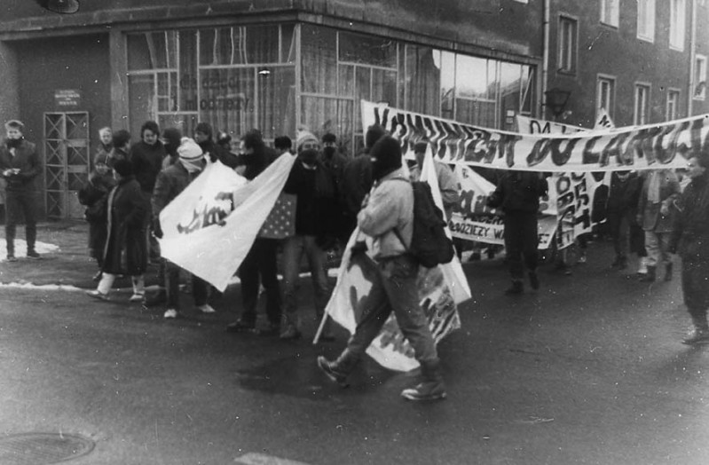2 -Manifestacja w rocznicę stanu wojennego w 1987r.