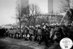 Kordon ZOMO obok idzie Andrzej Duffek