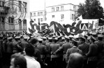 5 - Gdańsk Wrzeszcz - starcie z MO, pod transparentem „MłodziNSZZ „Solidarność” m.in. Marek Rożak, Mariusz Wilczyński, Maciek Grabski